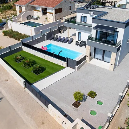 In Tatil Evi *