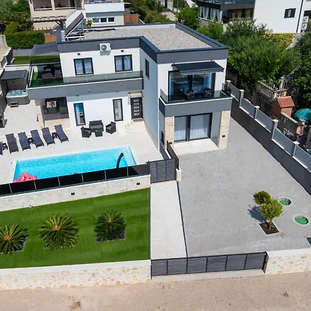 In Tatil Evi *